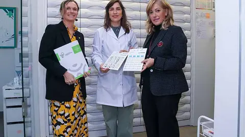 La alcaldesa de Polanco, Rosa D&iacute;az, junto a la decana del Colegio de Farmac&eacute;uticos de Cantabria, Rita de la Plaza Zubizarreta, y la responsable de una de las farmacias del municipio muestran el pastillero gigante.
