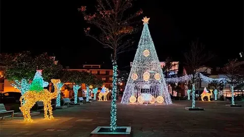 Imagen de archivo del Ayuntamiento de Suances del alumbrado navide&ntilde;o instalado en la plaza de Viares