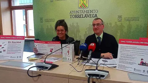Esther V&eacute;lez, concejal de Consumo de Torrelavega, y el responsable de la OMIC Francisco Bautista.