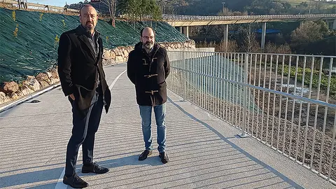 La rampa conecta la pasarela peatonal y ciclable sobre el r&iacute;o Saja-Besaya con 'el Patatal'.