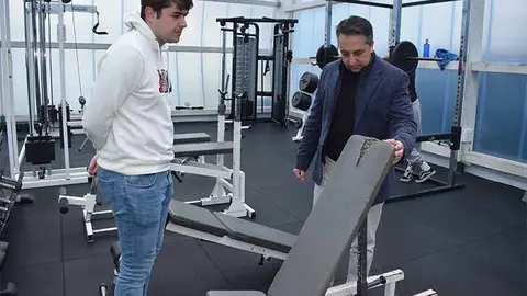 El alcalde de Pi&eacute;lagos, Carlos Caram&eacute;s, comprobando el estado del gimnasio municipal de Renedo.