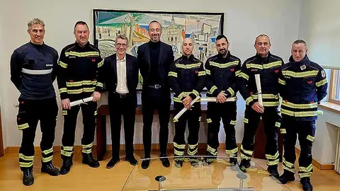 El equiop de bomberos que estaba de guardia y que atendi&oacute; al ni&ntilde;o fue recibido hoy en el Ayuntamiento.