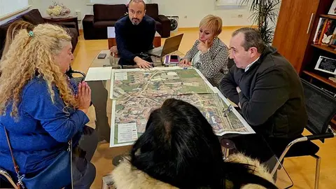 Reuni&oacute;n en el Ayuntamiento de Torrelavega con vecinos de Sierrapando para buscar soluciones al problema del tr&aacute;fico.