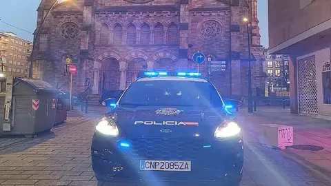 Coche patrulla de la Polic&iacute;a Nacional en Torrelavega