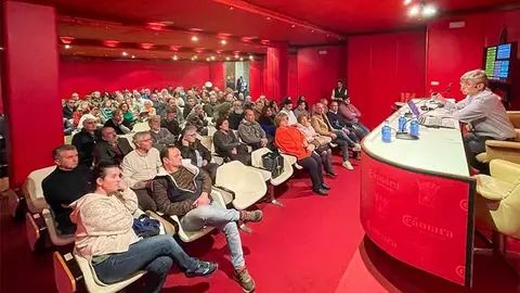 Asistentes a la asamblea informativa organizada por la Plataforma Salvar Torrelavega de una ZBE Ruinosa.