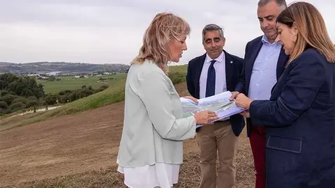 La presidenta de Cantabria, Mar&iacute;a Jos&eacute; S&aacute;enz de Buruaga, junto al consejero de Fomento, Roberto Media, y la alcaldesa, Rosa D&iacute;az, durante la presentaci&oacute;n del plan de vivienda en Polanco.
