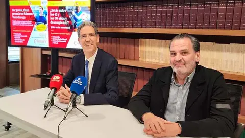 Presidente y secretario de la C&aacute;mara de Torrelavega en la presentaci&oacute;n de la nueva oferta formativa.