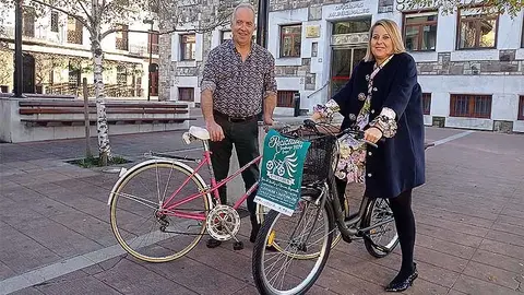 Germ&aacute;n Busqu&eacute; y Cristina Garc&iacute;a Vi&ntilde;as se subieron a la 'bici' para presentar la XII Feria Rec&iacute;clate.