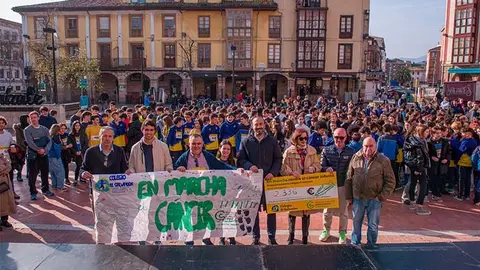 Los 2.336 euros recaudados en la II Marcha Solidaria contra el C&aacute;ncer Infantil se entregaron hoy en la Plaza Baldomero Iglesias.