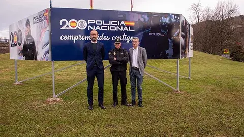 Panel conmemorativo del 200 aniversario de la Polic&iacute;a Nacional colocado junto a la rotonda de acceso a Torrelavega | Foto: Ayuntamiento