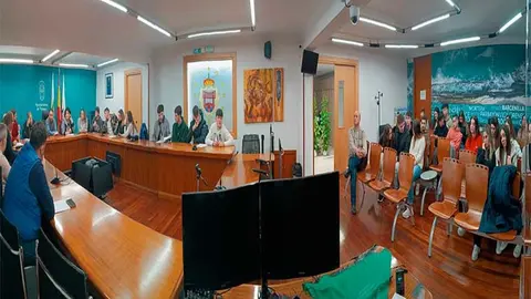 Vista panor&aacute;mica de la reuni&oacute;n celebrada en el Ayuntamiento de Pi&eacute;lagos con la juventud del municipio.