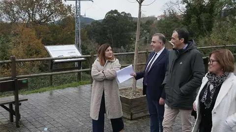 La presidenta de Cantabria y el consejero de Fomento, junto al alcalde de Alfoz, en una reciente visita a la zona.
