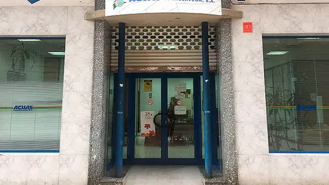 Oficinas de Aguas Torrelavega, en la calle La Vi&ntilde;a