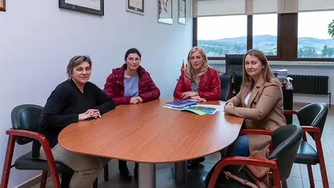 La alcaldesa de Polanco y la concejal de Cultura presentan el proyecto de festival de canci&oacute;n monta&ntilde;esa a las hijas de Juli&aacute;n Revuelta.