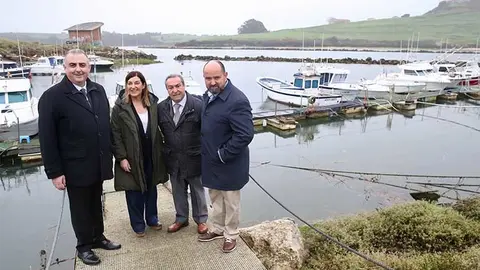 El consejero de Fomento, la presidenta de Cantabria, el representante de la Asociaci&oacute;n La Pozona y el alcalde de Miengo ante la instalaci&oacute;n portuaria.