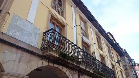 Edificio municipal de la Plaza Baldomero Iglesias 4 y 5 que ser&aacute; remodelado.