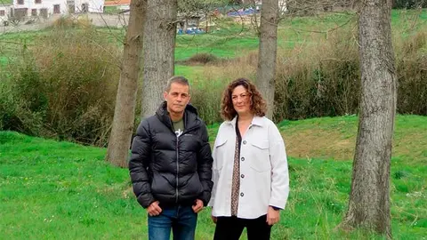Abel Ojugas, de la Asociaci&oacute;n Proyecto R&iacute;a San Mart&iacute;n y la concejal de Medio Ambiente, Ana Santiago, en el parque de El Espada&ntilde;al.