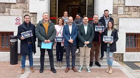 Ganadores del VII Concurso de Iluminaci&oacute;n Navide&ntilde;a de Torrelavega, con los organizadores.