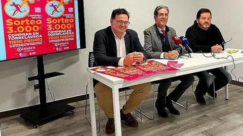 Rosendo Ruiz, Carlos Augusto Carrasco y Rodolfo del Barrio en la presentaci&oacute;n de la nueva campa&ntilde;a de promoci&oacute;n comercial en Torrelavega.