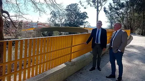 Roberto Media y Agust&iacute;n Molleda en la nueva pasarela sobre el r&iacute;o Besaya entre Santiago de Cartes y La Viesca.