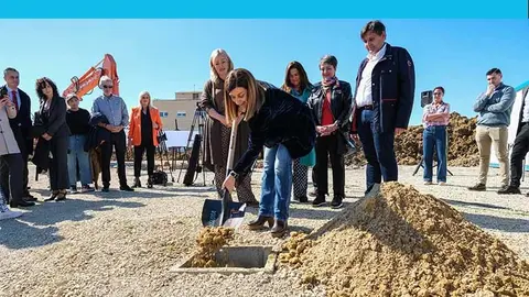 Puesta de la primera piedra del futuro centro de atenci&oacute;n a la dependencia en Polanco.