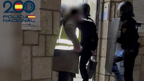 Imagen del momento en el que agentes de la Polic&iacute;a Nacional accedieron al piso donde las mujeres eran explotadas sexualmente.