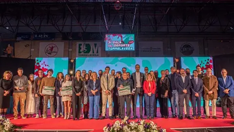 Foto de familia en la Gala del Deporte de Torrelavega 2024 | Foto: Ayuntamiento