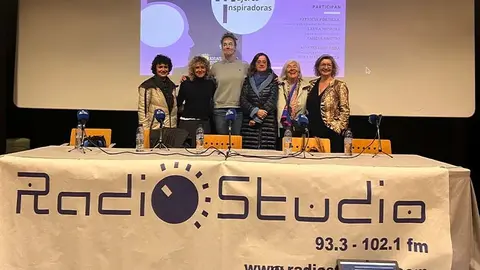 Participantes en la charla-coloquio sobre el papel de la mujer en la sociedad, celebrada en Torrelavega.