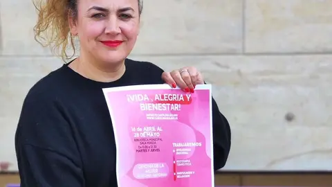 La concejal, Raquel Fern&aacute;ndez, con el cartel del taller