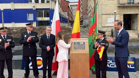 Acto de despliegue de la palca conmemorativa de la Polic&iacute;a Nacional | Foto: Radio Studio