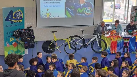 Imagen de archivo de la visita del ciclista Iv&aacute;n Guti&eacute;rrez al colegio El Salvador