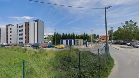 Parcela municipal junto a la residencia del Asilo en El Valle donde se va a acondicionar el nuevo aparcamiento.