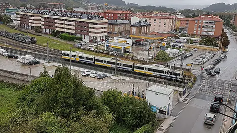 Vista general de las v&iacute;as de tren a su paso por Torrelavega
