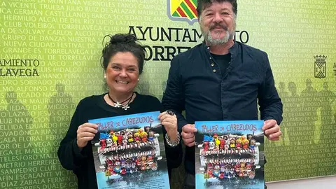 La concejala de Cultura, Esther V&eacute;lez, y Fran Querol presentan el XI Taller de Cabezudos | Foto: Radio Studio