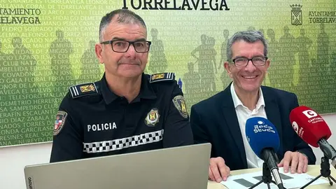 El concejal, Pedro P&eacute;rez Noriega, y el jefe de la Polic&iacute;a Local de Torrelavega, Enrique Triguero | Foto: Radio Studio