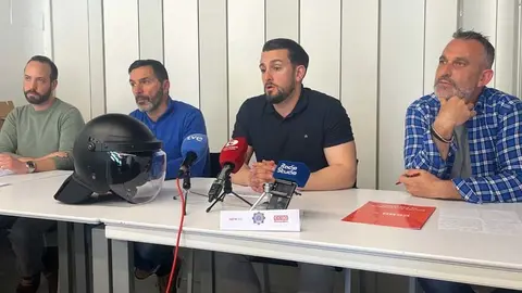 Jes&uacute;s Campuzano (UGT), Alejo Garc&iacute;a (APLB), Enrique Uribarri (APLB) y Daniel Gonz&aacute;lez (CCOO) comparecen en rueda de prensa | Foto: Radio Studio