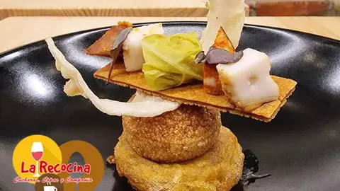Crema de Alubia de La Ba&ntilde;eza-Le&oacute;n sobre manitas de cerdo y compango en tosta de hojaldre