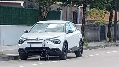 Veh&iacute;culo camuflado con un radar que circula por Torrelavega