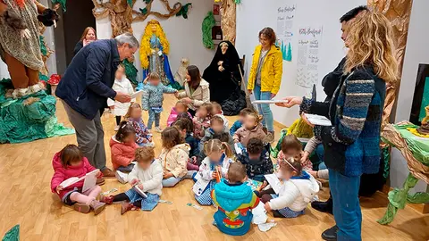 El alcalde de Suances, Andr&eacute;s Ruiz, hace entrega de los libros a los peque&ntilde;os escolarizados de dos a&ntilde;os