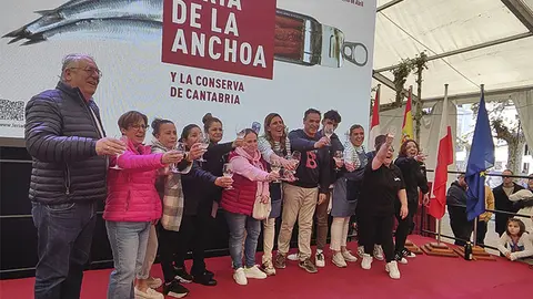 El equipo de Conservas Catalina celebra la obtenci&oacute;n del premio a la mejor anchoa de 2024