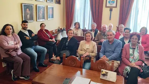 Reuni&oacute;n del alcalde y los usuarios del transporte municipal de car&aacute;cter social de Suances