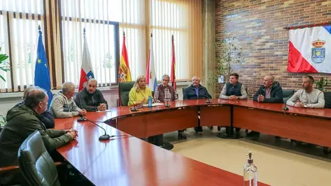 La alcaldesa, Rosa D&iacute;az, reunida con una representaci&oacute;n de los vecinos de la urbanizaci&oacute;n