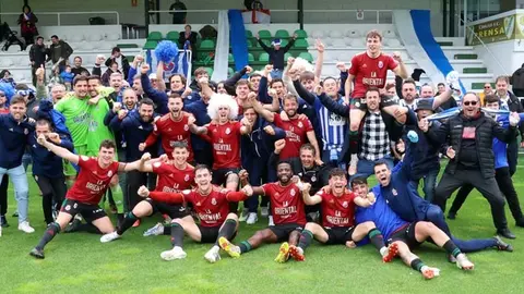 La RS Gimn&aacute;stica celebra la permanencia una temporada m&aacute;s en Segunda RFEF sobre el c&eacute;sped de O Vao