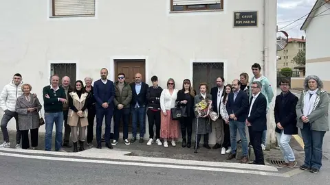 La corporaci&oacute;n municipal junto con la familia de Pepe Ingelmo, en el acto de presentaci&oacute;n de la calle con el nombre de la leyenda de los bolos | Foto: Radio Studio