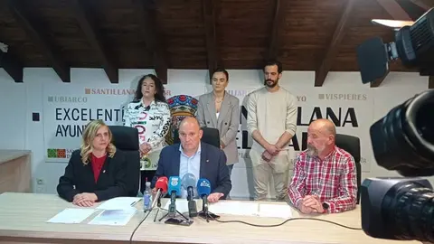 Rueda de prensa en Santillana del Mar en respuesta a la decisi&oacute;n del Gobierno de Cantabria de retirar los tres millones del Plan de Sostenibilidad Tur&iacute;stica