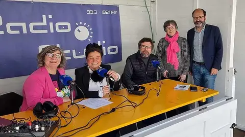 Organizadores, editores, escritores y libreros pasaron por el programa especial emitido por Radio Studio desde la Feria del Libro.