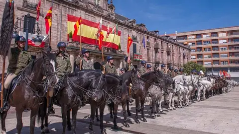 Desfile de la Guardia Real en la calles de Torrelavega