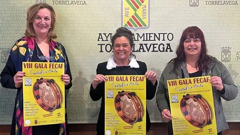 Carmen Olarreaga (izda), la concejala Esther V&eacute;lez (centro) y Mari Velarde (dcha) presentan la VIII Gala 'Cantabria Baila'
