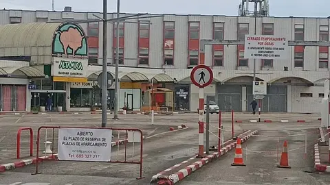 Aparcamiento peque&ntilde;o del Bulevar Comercial Altamira con el cartel para reservar las futuras plazas | Foto: Radio Studio