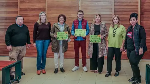 Representantes de los tres comercios m&aacute;s recicladores del municipio con la alcaldesa, Rosa D&iacute;az Fern&aacute;ndez, y los concejales de Medio Ambiente, Isabel Herrera; Barrios, Fernando Sa&ntilde;udo; y Participaci&oacute;n Ciudadana, Mar&iacute;a Jos&eacute; &Aacute;lvarez Fern&aacute;ndez